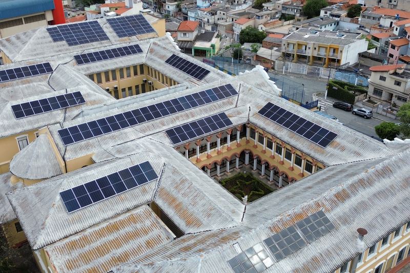 Vista aérea de cobertura comercial com módulos solares