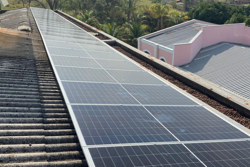 Módulos solares em cobertura de instituição religiosa no Parque Montreal, Campinas