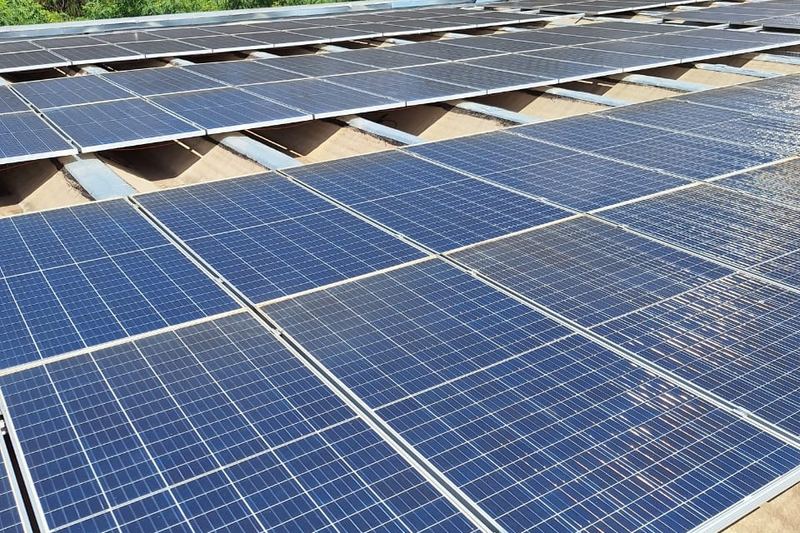 Módulos solares após limpeza técnica em cobertura industrial — 1.074 módulos em Campinas/SP, E5 Solar Energia