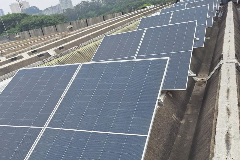 Fila de módulos em cobertura industrial — O&M da E5 Solar Energia