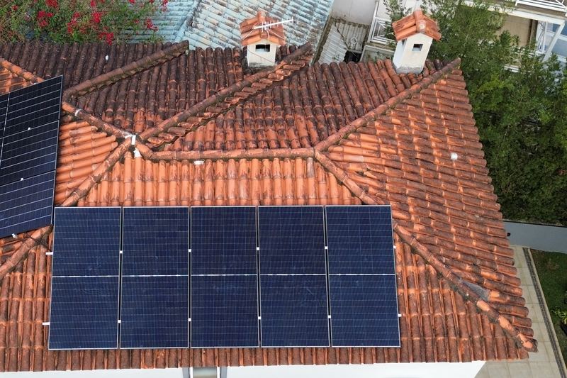 Vista aérea de residência com módulos solares no Jardim Itatinga, São Paulo/SP — instalação da E5