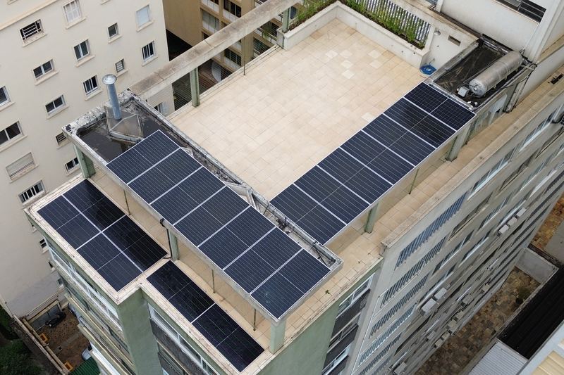 Módulos solares na cobertura de condomínio residencial na Grande São Paulo — instalação da E5 Solar Energia
