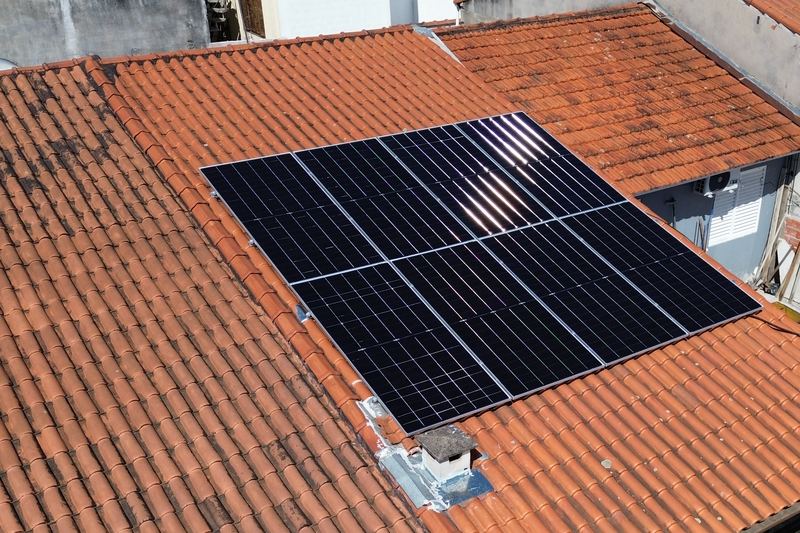 Módulos solares em telhado cerâmico de residência na Grande São Paulo — instalação da E5 Solar Energia