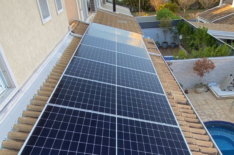 Fileira de módulos solares no telhado de residência em condomínio na Grande São Paulo — instalação da E5 Solar Energia