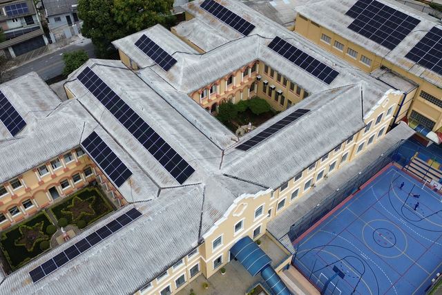Cobertura comercial com módulos solares — E5 Solar Energia