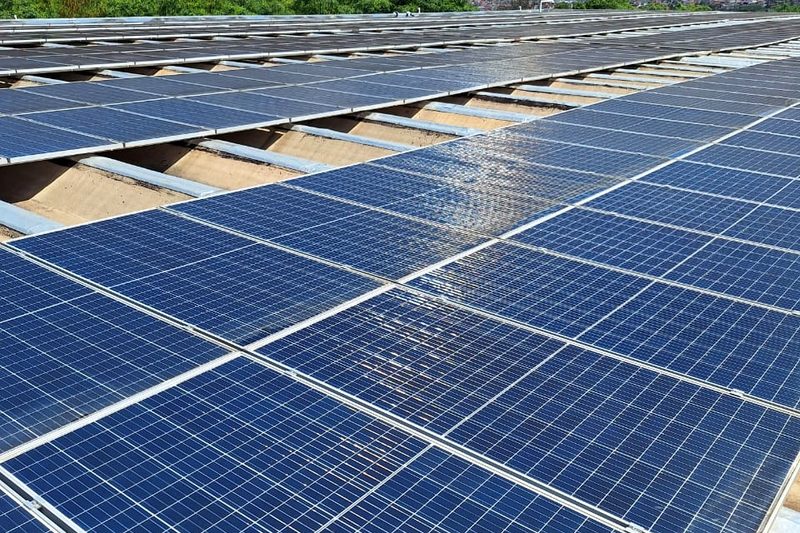 Cobertura industrial com fileiras de módulos solares — instalação atendida pela E5 em Campinas/SP