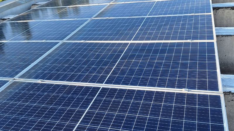 Cobertura industrial com grande volume de módulos solares — limpeza técnica da E5 Solar Energia