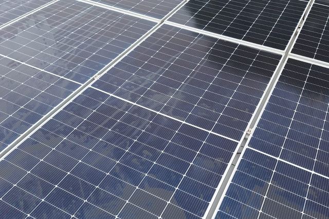 Módulos solares após limpeza técnica da E5