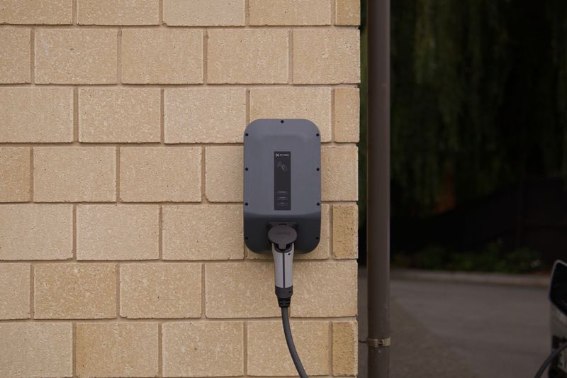 Wallbox veicular em parede — imagem ilustrativa de banco (não é instalação da E5)