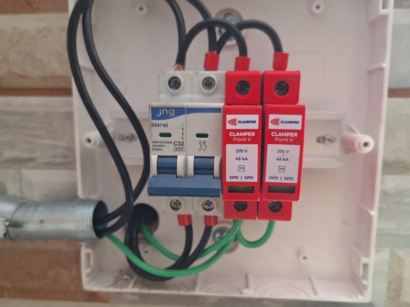 Quadro de proteção com dispositivos DPS e disjuntor bipolar, cabos e aterramento