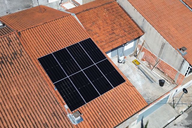 Sistema solar residencial em telhado — E5 Solar Energia