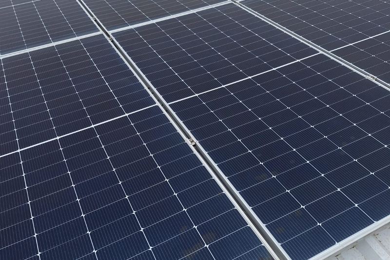 Módulos solares limpos em imóvel comercial em Mauá (SP)