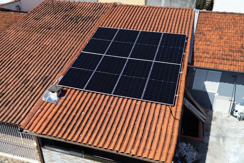 Vista aérea de sistema solar em telhado cerâmico de sobrado, instalado pela E5