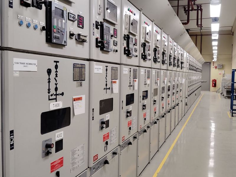 Sala elétrica industrial com painéis de distribuição (QGBT/MCC) — imagem ilustrativa de banco (não é obra da E5)
