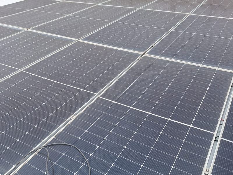 Módulos solares com poeira acumulada antes da limpeza técnica, em imóvel comercial em Mauá (SP)
