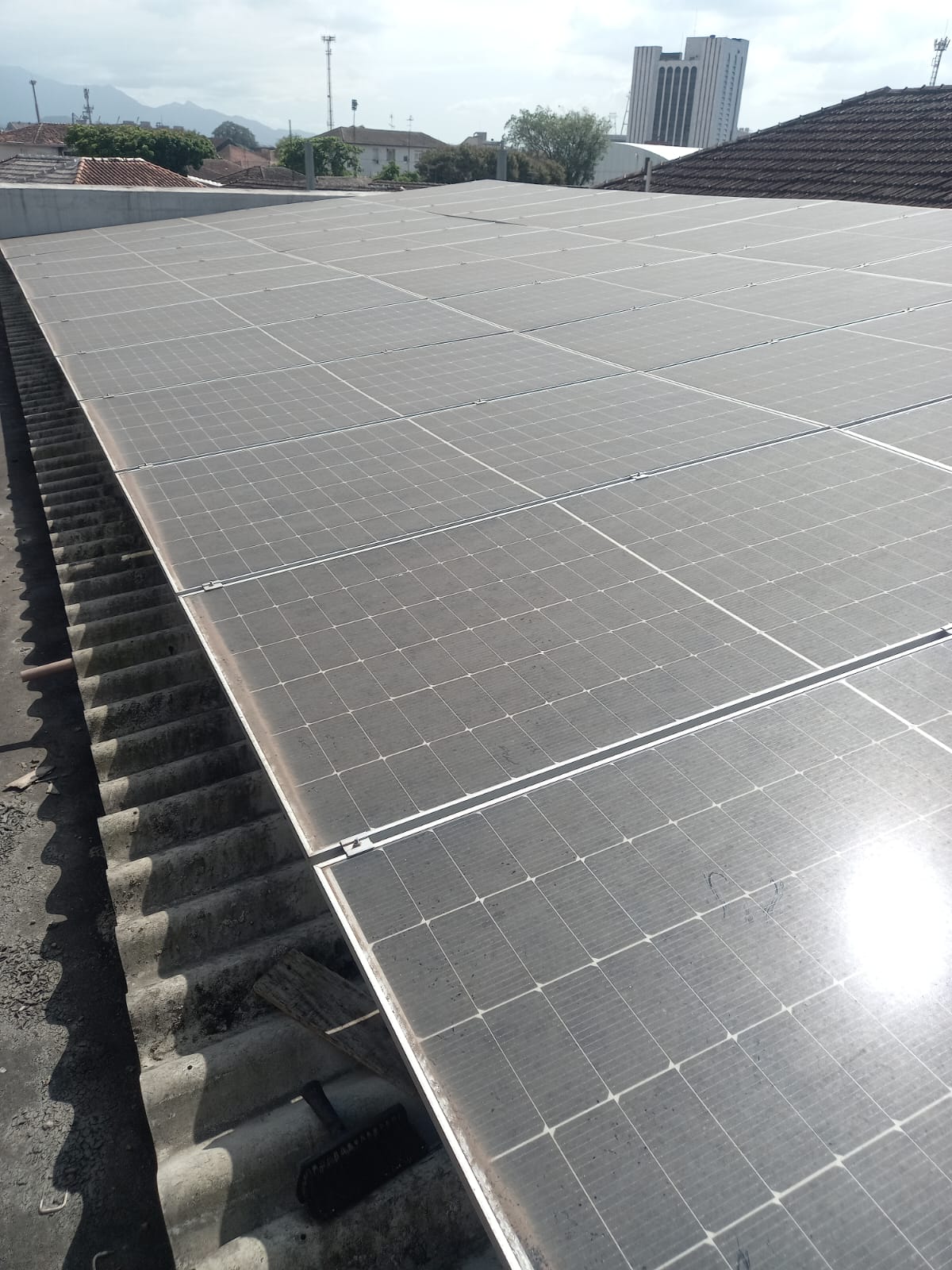 Painéis solares com sujeira antes da limpeza