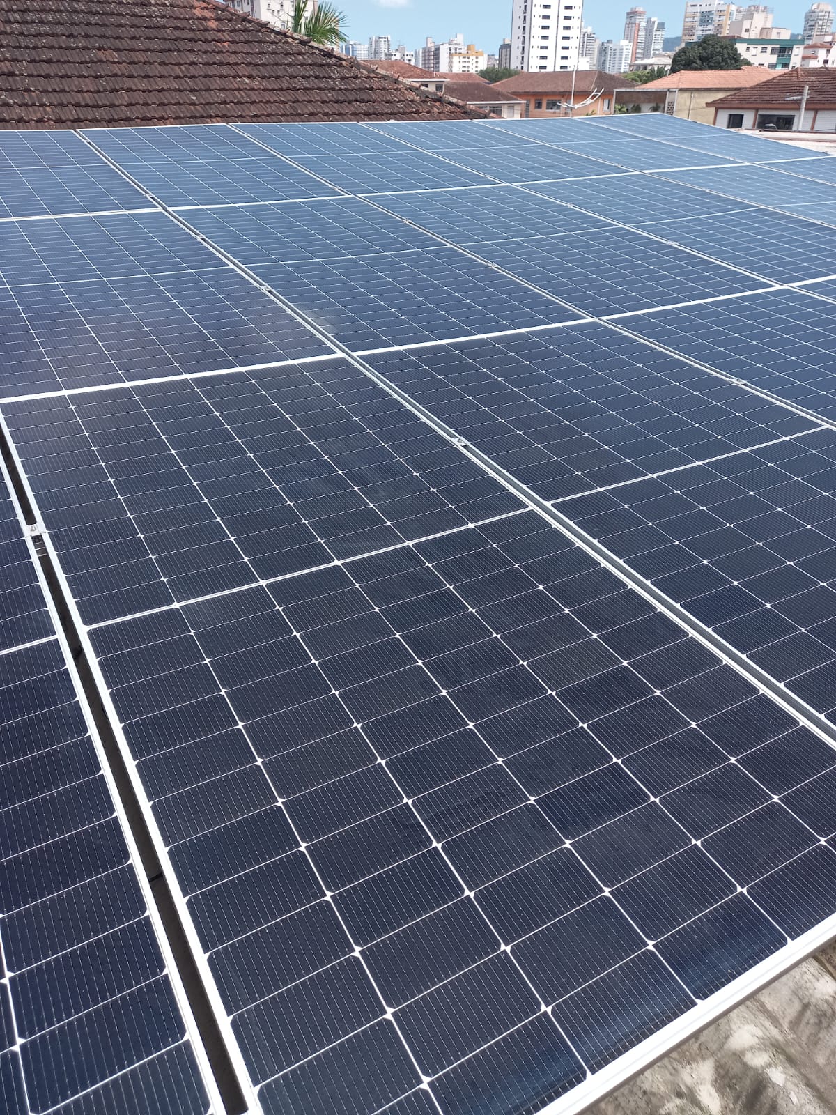 Painéis solares limpos após a limpeza técnica